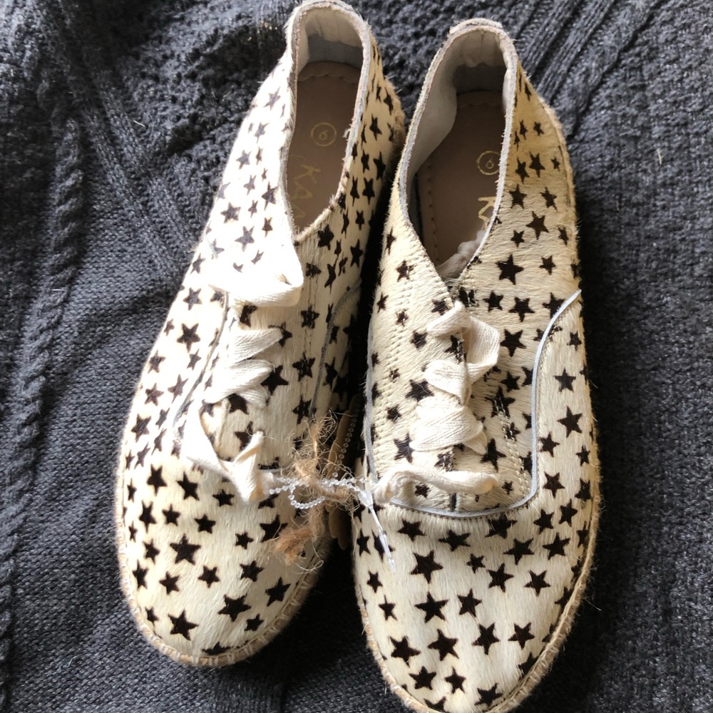❌SOLD❌Kaanas lace up horse hair tennis shoes 6 NWT